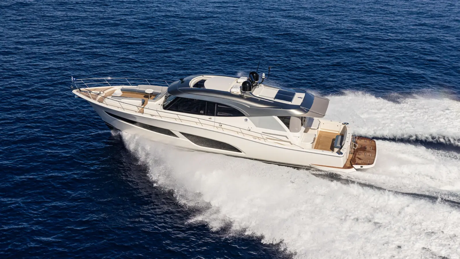 Riviera 645 SUV under way